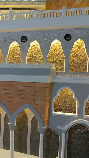 Золотая 3D-штукатурка в арочных нишах